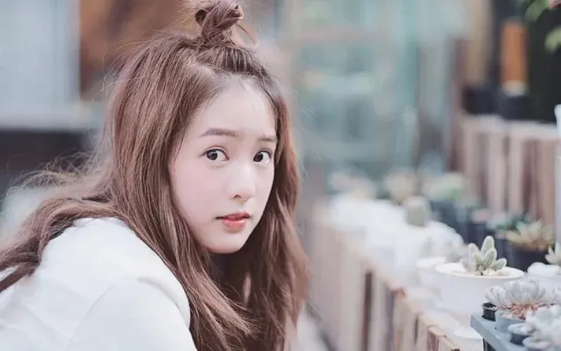 Kiểu cột tóc mái ngược lên đỉnh đầu tạo vẻ trẻ trung