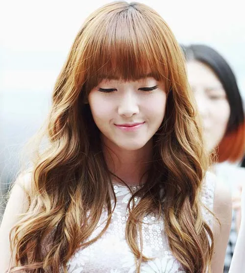 Tóc Lob với phần mái phồng lệch tạo độ bồng bềnh ở đỉnh đầu, cân bằng lại vùng hàm hẹp