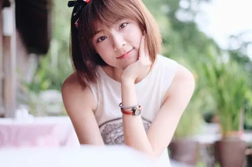 Tóc Lob gợn sóng với mái rẽ ngôi giữa, ôm sát gò má, làm dịu đường nét vuông của khuôn mặt