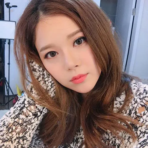 Kiểu tóc ngắn uốn cụp nhẹ nhàng phù hợp với gương mặt trái xoan