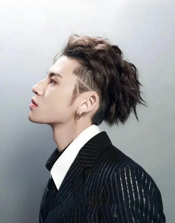 Curly Textured Pompadour kết hợp độ xoăn và độ phồng