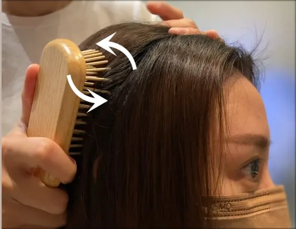 Cách chải tóc 5 5 đúng kỹ thuật: Ấn vào huyệt đạo trên da đầu