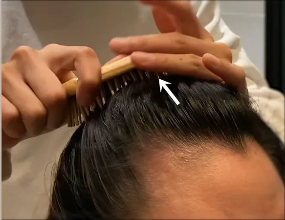 Cách chải tóc 5 5 đúng kỹ thuật: Chải kéo tóc từ trán lên đỉnh đầu và ấn huyệt thư giãn