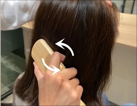 Cách chải tóc 5 5 đúng kỹ thuật: Chải tóc theo hướng xoay tròn lược để giảm áp lực huyệt đạo