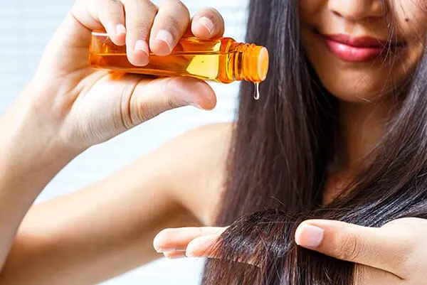 Thoa Sản Phẩm Bảo Vệ Nhiệt Giúp Tóc Không Hư Tổn Khi Dùng Máy Duỗi Thẳng