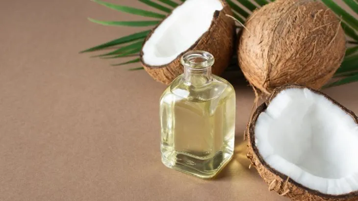 Sử dụng dầu dừa nguyên chất là một cách để tóc dài nhanh nhất và bóng khỏe