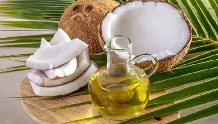 Cận cảnh hỗn hợp dầu dừa và nước cốt chanh tươi trong chén sứ