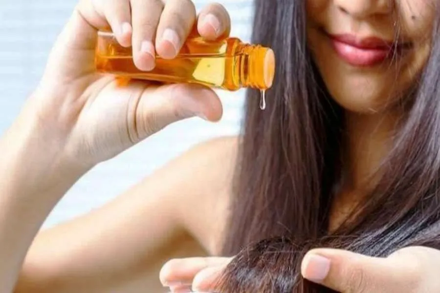 Sử dụng dầu dưỡng chuyên dụng sau khi gội giúp bổ sung dưỡng chất, làm mềm lớp biểu bì và tăng cường độ bóng mượt cho tóc