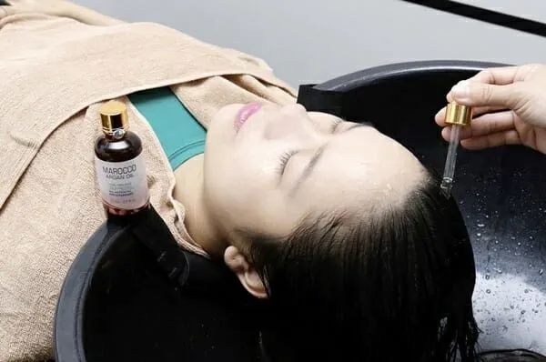 Thêm vài giọt dầu argan vào dầu gội thường ngày là cách đơn giản để chăm sóc tóc