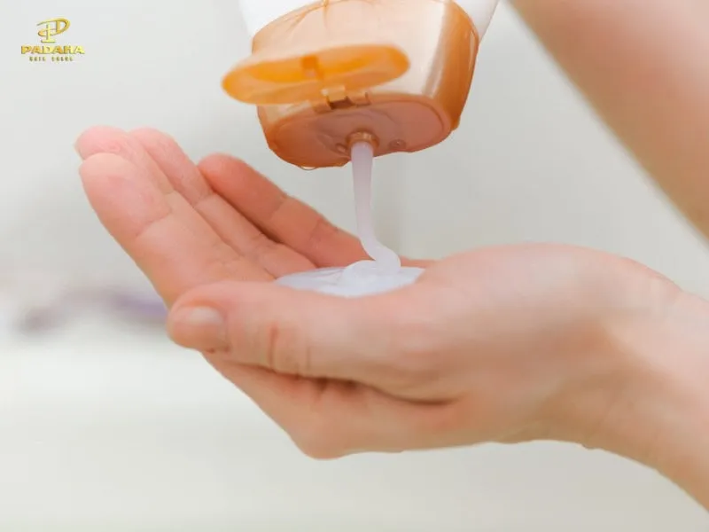 Lựa chọn dầu gội dầu xả phù hợp cho tóc nhuộm để giữ ẩm và bền màu