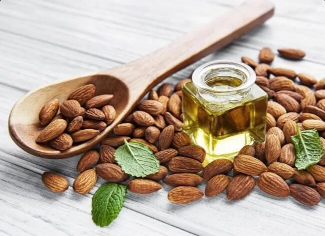 Quả bơ và dầu hạnh nhân là nguồn dưỡng chất dồi dào, hỗ trợ cách dưỡng ẩm cho tóc hiệu quả