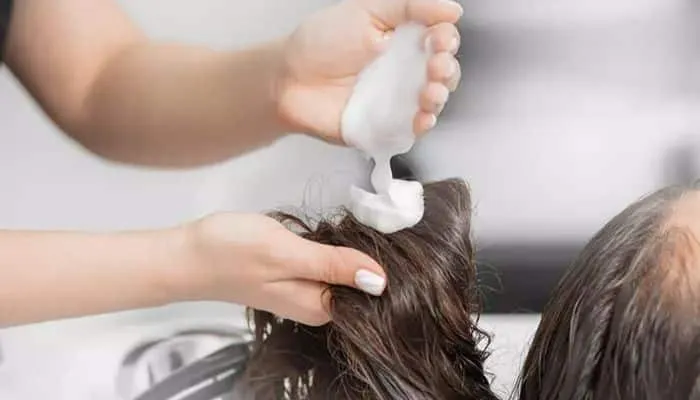 Dầu xả chứa các chất làm mềm có thể khiến tóc mái bị xẹp và bết dính, nên được hạn chế sử dụng