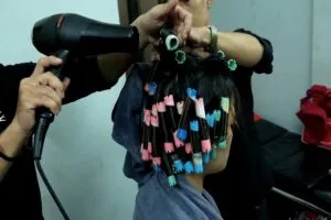 Tóc uốn lạnh đạt độ xoăn lý tưởng sau quá trình xử lý hóa chất và lô cuốn