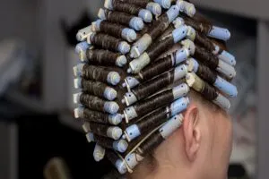 Kỹ thuật cuốn lô và bôi thuốc trực tiếp trong cách uốn tóc lạnh tại nhà