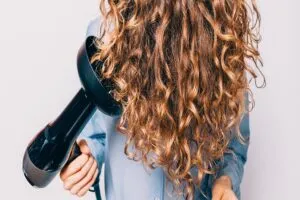 Những lưu ý quan trọng để bảo vệ nếp và độ bền của tóc sau khi thực hiện uốn lạnh