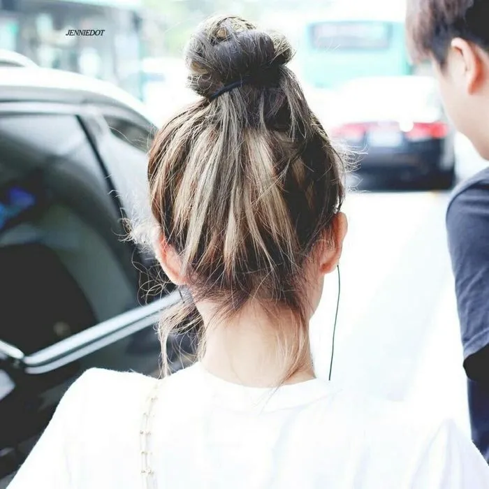 Kiểu búi tóc lỏng cho người mặt tròn giúp giảm tổn thương tóc