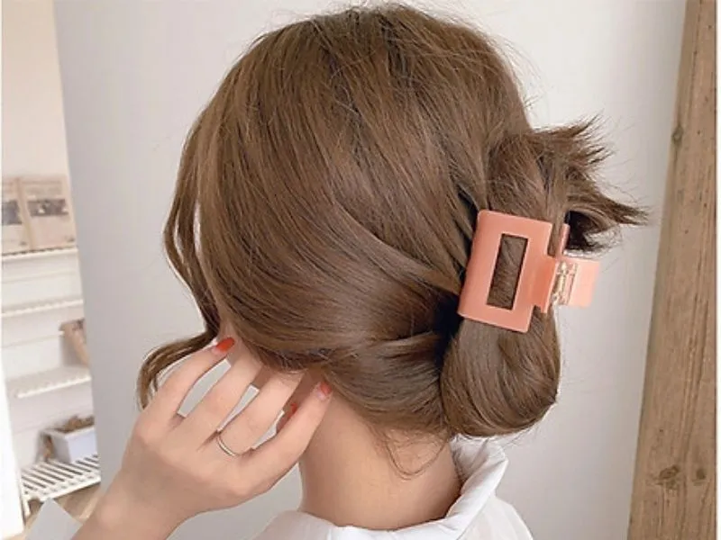 Tóc uốn lọn lớn vẫn giữ được độ tự nhiên và quyến rũ khi được kẹp gọn