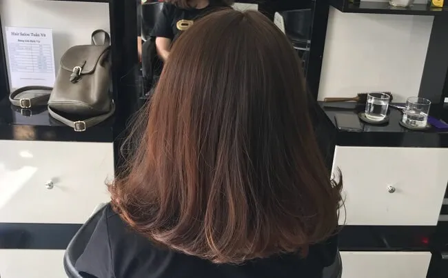 Bí quyết làm thẳng tóc xoăn bằng hóa chất sau khi uốn.