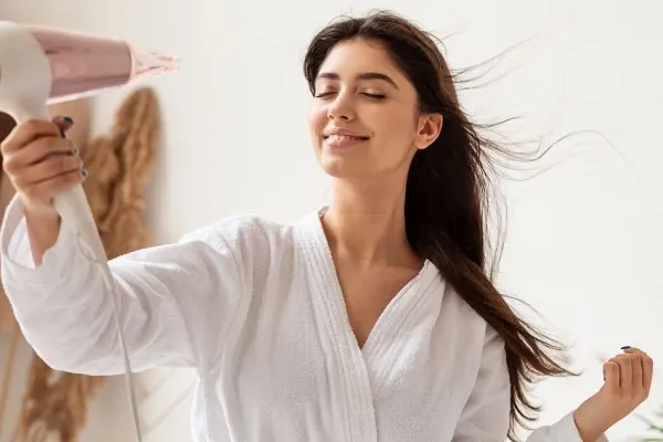 Đảm Bảo Tóc Khô Hoàn Toàn Trước Khi Ngủ Để Giữ Tóc Thẳng Lâu