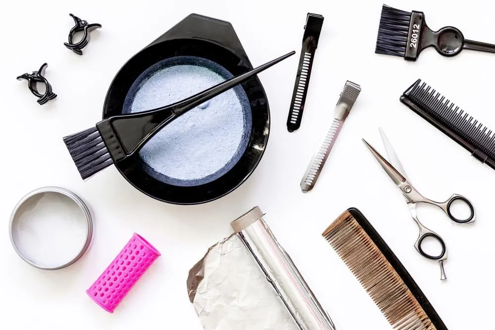 Vùng da cổ sau tai là nơi thường xuất hiện các phản ứng dị ứng, mẩn đỏ sau khi nhuộm tóc