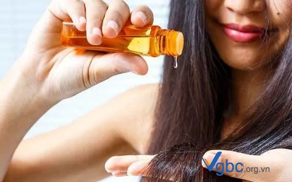 Đối tượng nào không nên dưỡng tóc bằng dầu dừa để tránh làm trầm trọng thêm tình trạng tóc