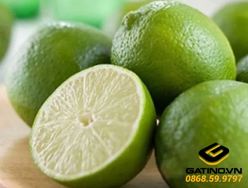 Sử dụng nước chanh pha loãng là một mẹo đơn giản để giữ nếp tóc mà không cần dùng sáp