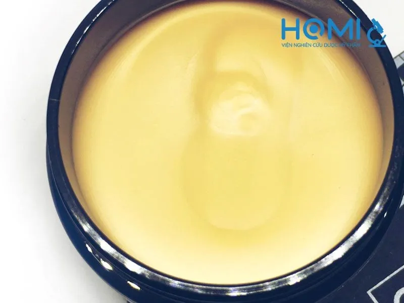 Dụng cụ cần thiết bao gồm lọ đựng, muỗng khuấy và cân tiểu ly chuyên dụng