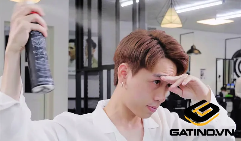 Gôm xịt tóc giúp giữ nếp lâu dài, cố định hoàn hảo form tóc sau khi thực hiện cách vuốt tóc 2 mái