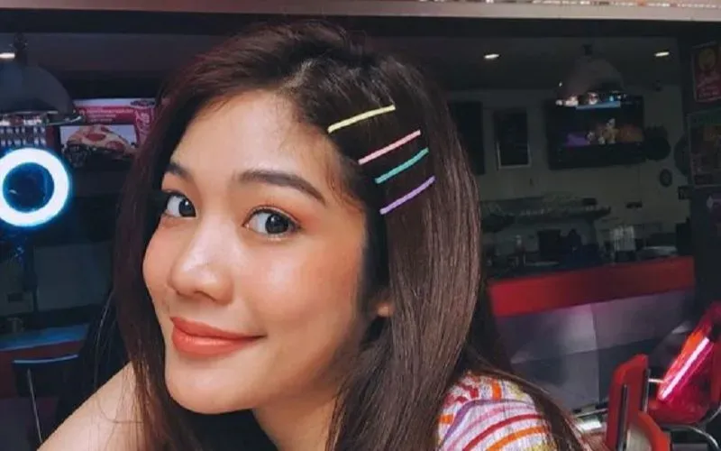 Sử dụng kẹp tóc nhỏ xinh để cố định và che đi phần tóc mái bị hỏng