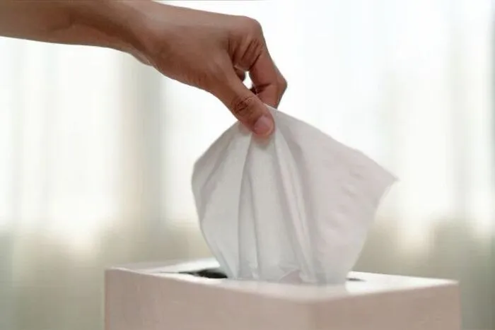 Mẹo dùng khăn giấy đa năng thấm nước thừa trên tóc