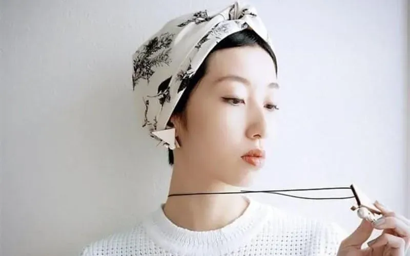 Khăn Turban là cách sửa tóc mái bị hỏng thời trang và sành điệu