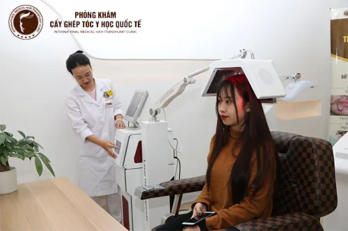 Quá trình điều trị tóc khô xơ bằng công nghệ Laser Mức Độ Thấp (LLLT) giúp kích thích nang tóc và phục hồi nhanh chóng