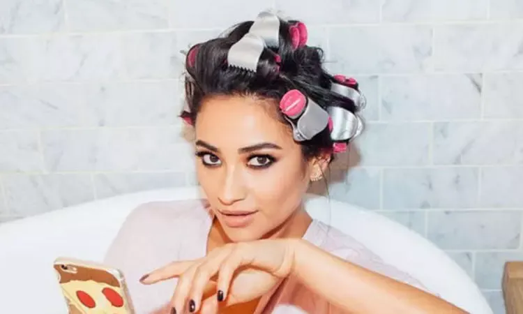 Dùng lô uốn tóc là cách định hình nếp xoăn một cách nhẹ nhàng mà không cần dùng nhiệt.