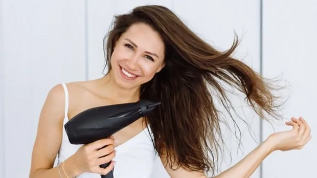 Sử dụng máy sấy tóc có đầu khuếch tán (diffuser) ở nhiệt độ thấp để giảm tác động nhiệt và giữ nếp tóc xoăn lơi