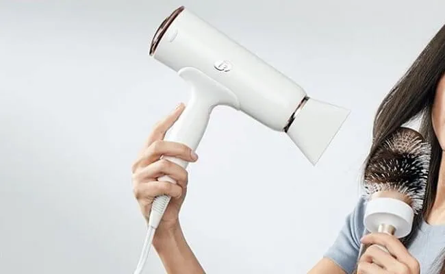 Sấy tóc đúng cách với chế độ mát giúp ngăn tóc bị vểnh ra ngoài