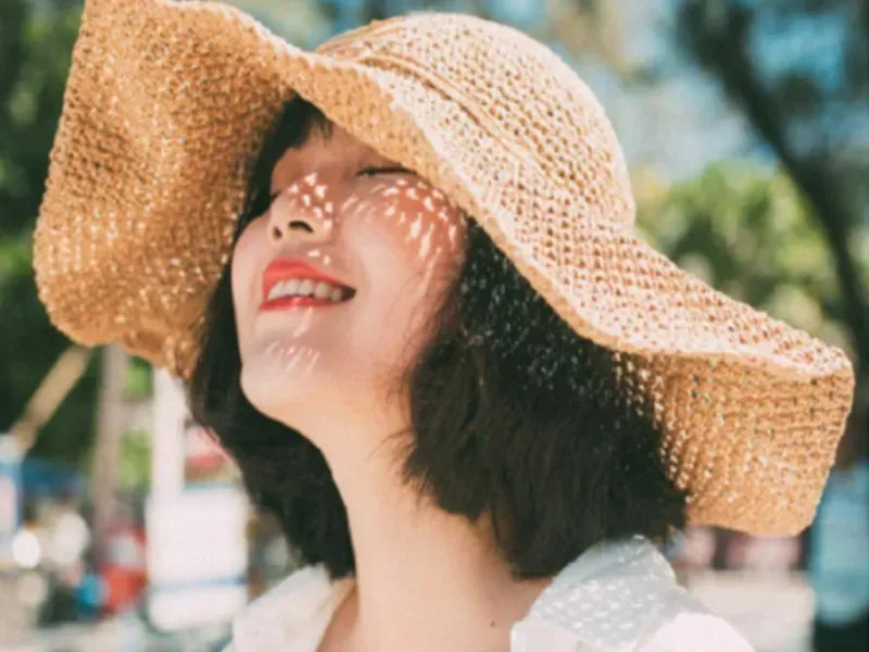 Mẹo dùng mũ thời trang để che phủ tóc mái bị cắt quá ngắn hoặc lỗi