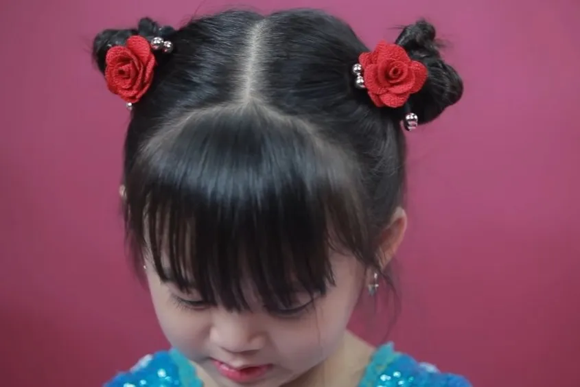 Dùng nơ hoặc phụ kiện dễ thương để tô điểm cho búi tóc