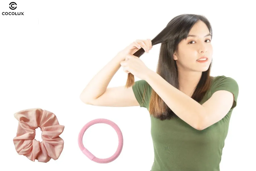 Duỗi tóc bằng cách buộc thun mềm tại nhà