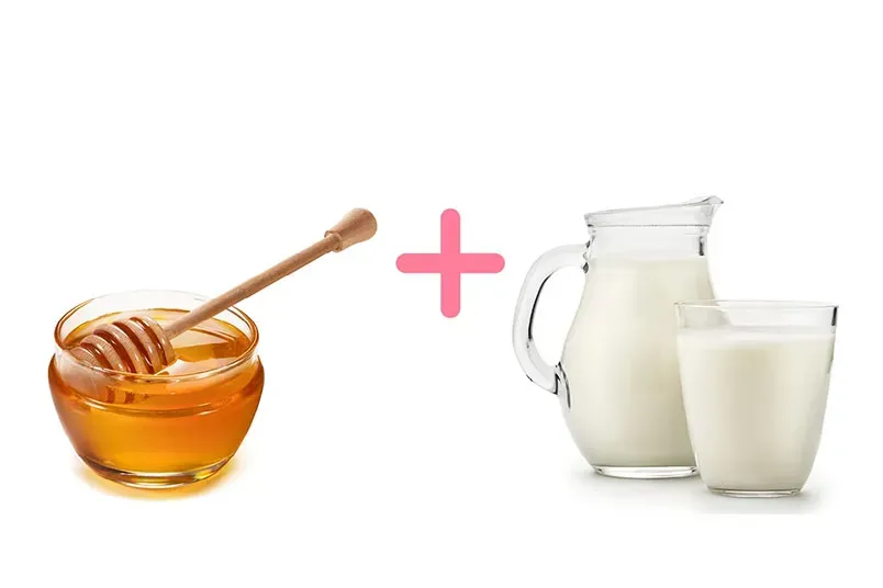 Một phụ nữ đang lau tóc nhẹ nhàng bằng khăn sau khi gội đầu