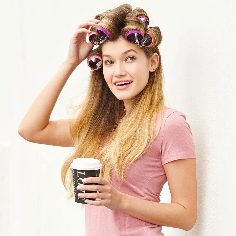 Người phụ nữ đang chăm sóc mái tóc khỏe mạnh của mình bằng các nguyên liệu tự nhiên