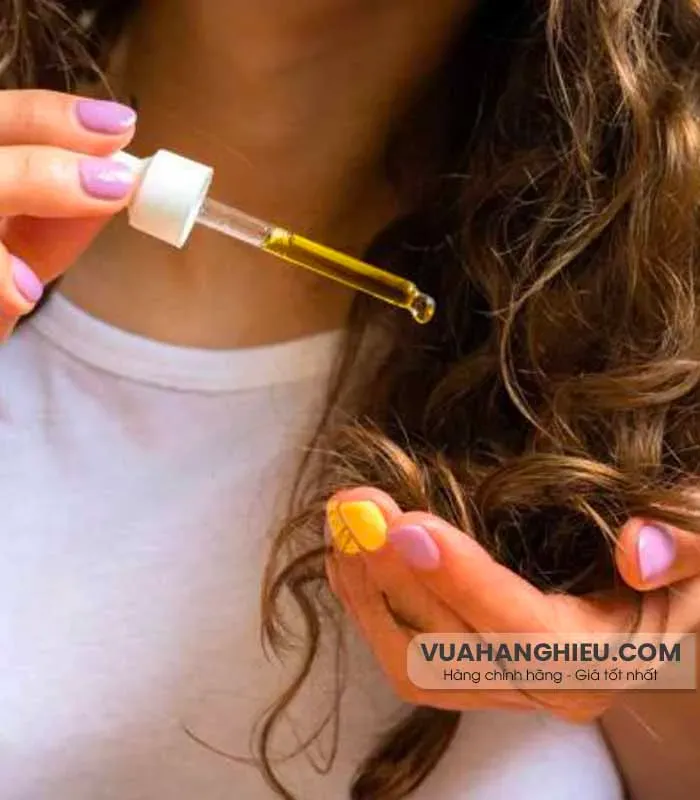 Dưỡng ẩm đầy đủ cho tóc là cách kích thích mọc tóc nhanh dài bằng cách ngăn ngừa gãy rụng