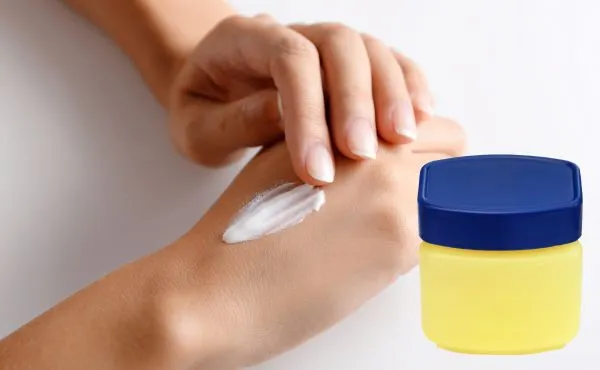 Thoa kem dưỡng ẩm hoặc Vaseline để phục hồi da tay sau khi tẩy màu nhuộm
