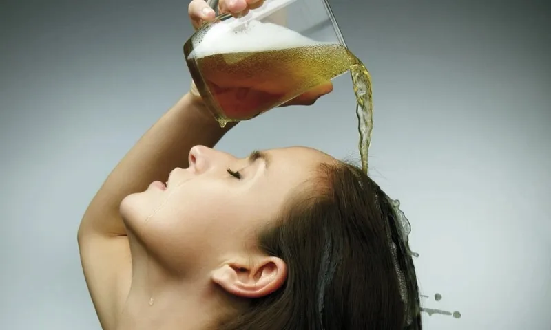 Chăm sóc tóc bằng bia giúp bổ sung dưỡng chất, làm mượt và bóng tóc
