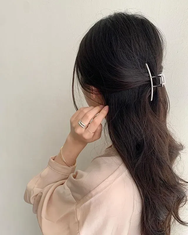 Sử dụng kẹp tóc thời trang cố định tóc nửa đầu - Ảnh 1