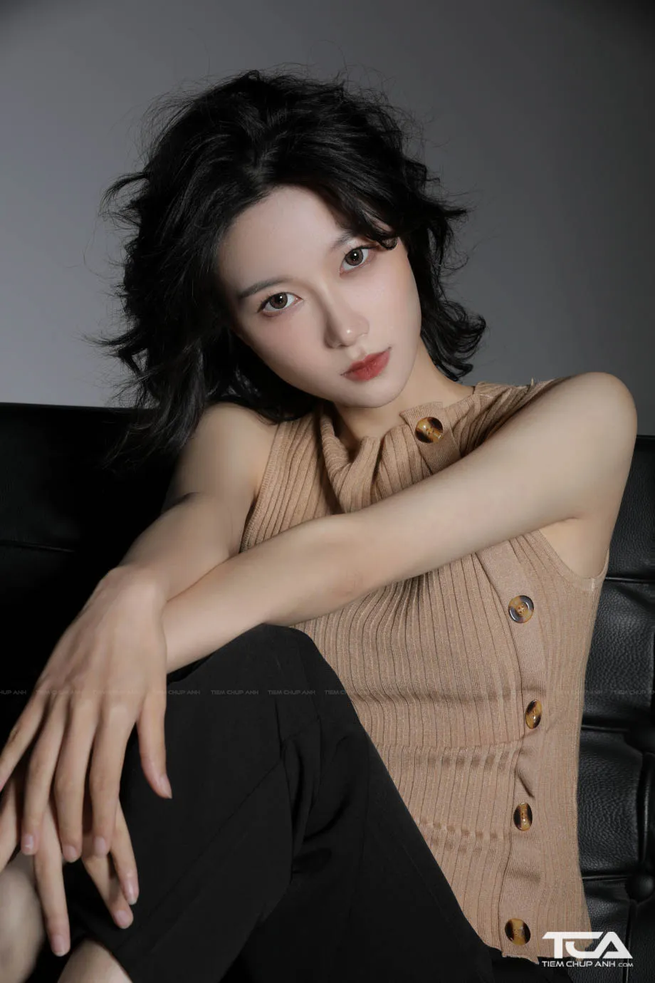 Mẫu tóc ngắn cá tính được nhuộm màu rực rỡ, sử dụng ánh sáng studio để làm nổi bật kết cấu và phong cách chụp ảnh tóc ngắn