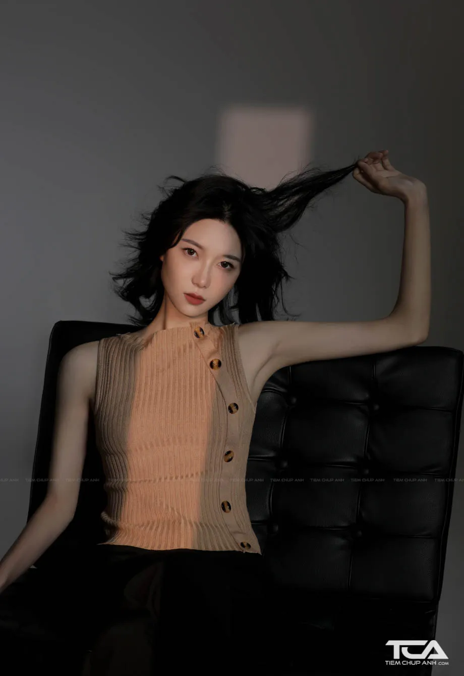 Kiểu tóc bob với trang điểm đậm, thể hiện rõ đường nét khuôn mặt dưới ánh sáng studio, đây là một ví dụ về cách chụp ảnh tóc ngắn chuyên nghiệp