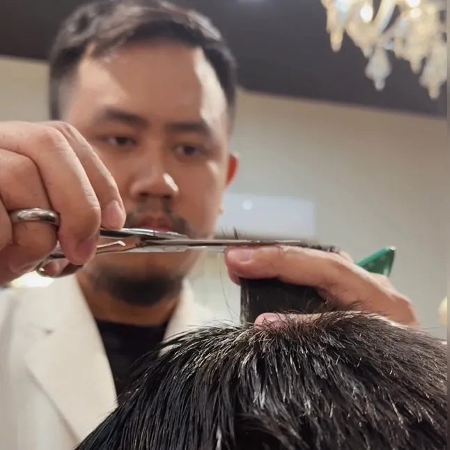 Một người đàn ông với mái tóc được cắt và tạo kiểu gọn gàng, cho thấy sự kiểm soát tóc cứng