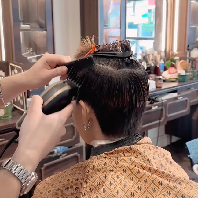 Quy trình phục hồi tóc khô xơ chuyên nghiệp tại salon