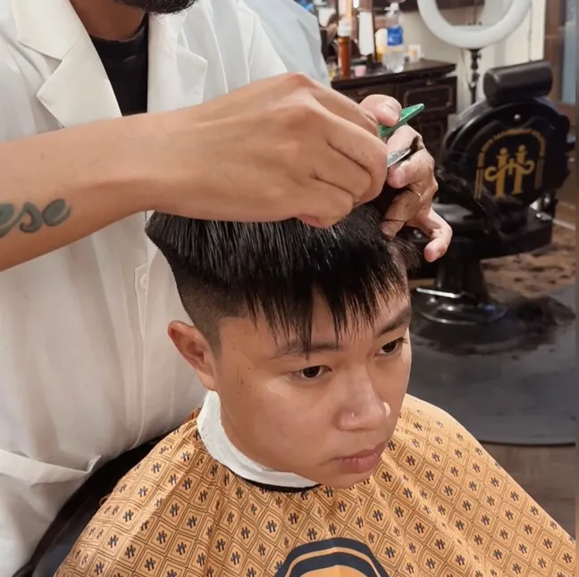 Một người đàn ông với kiểu tóc Mohican gọn gàng, phù hợp với người tóc rễ tre