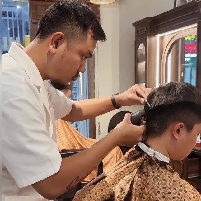 Một người đàn ông với mái tóc được tạo kiểu một cách tinh tế, thể hiện sự kiểm soát được độ cứng của tóc